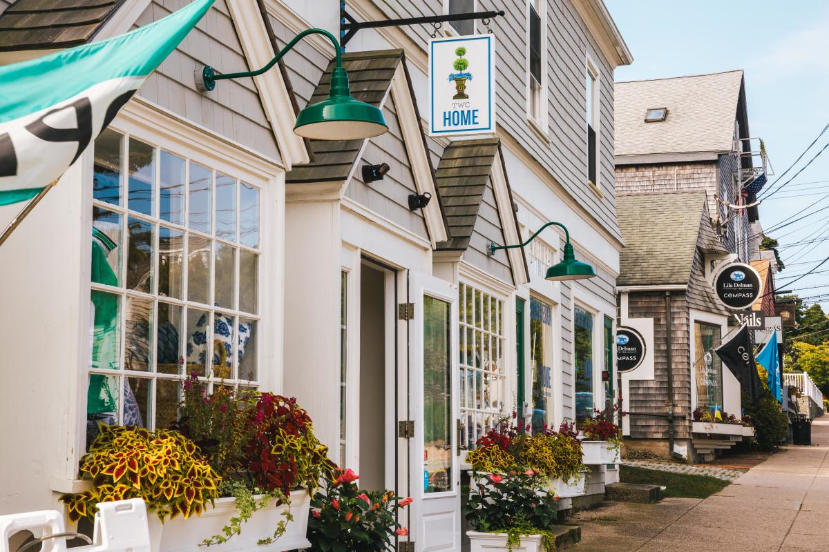 Downtown Jamestown RI shopping and restaurants